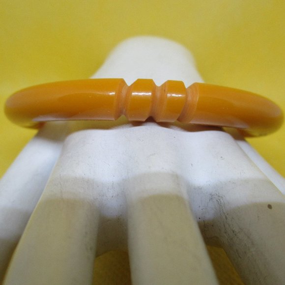 CARVED BUTTERSCOTCH BAKELITE Bangle Bracelet Never Worn Vtg. 1940s Thick Carved - Picture 7 of 10